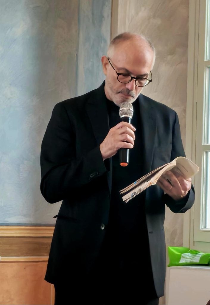 Fabrizio Lombardo mentre legge le sue poesie
