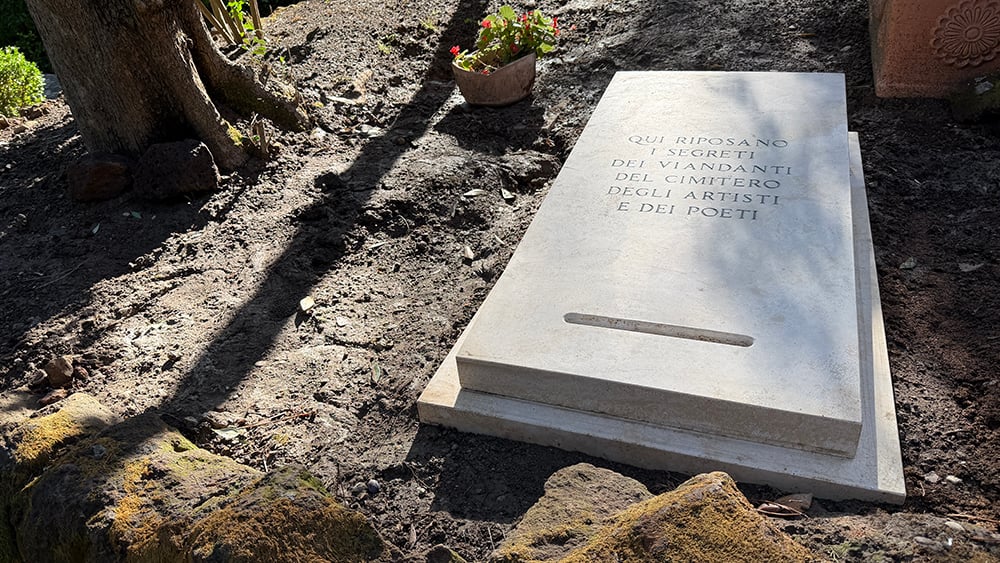 Sophie Calle, Qui riposano i segreti dei viandanti del cimitero degli artisti e dei poeti. Courtesy Fondazione MAXXI
