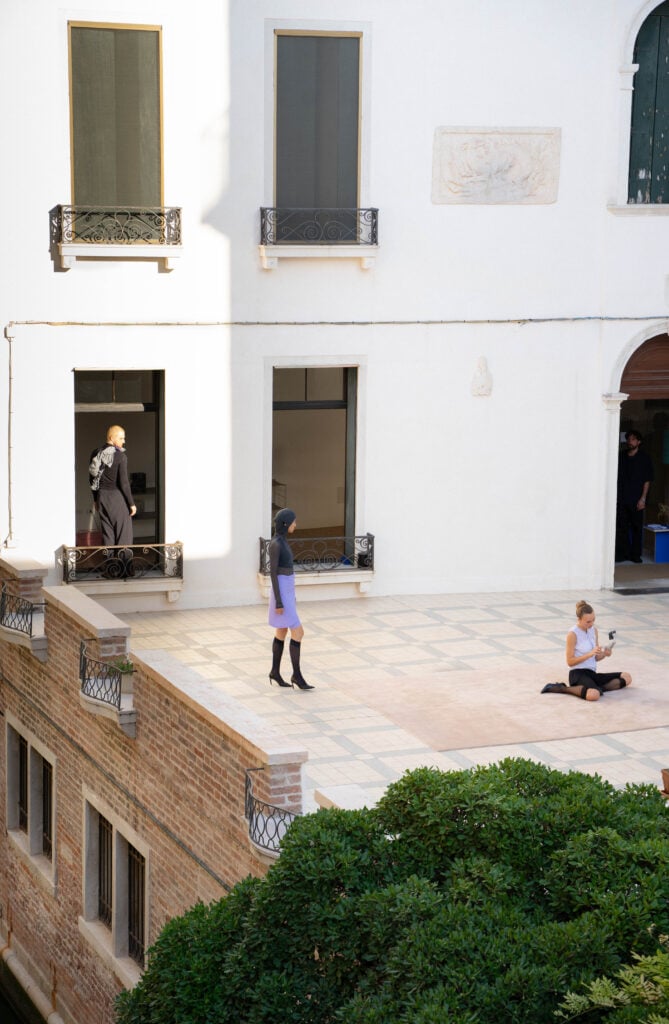 La performance di Anna-Lena Krause, artista in residenza presso Ca' Riviera, Mira, 2026