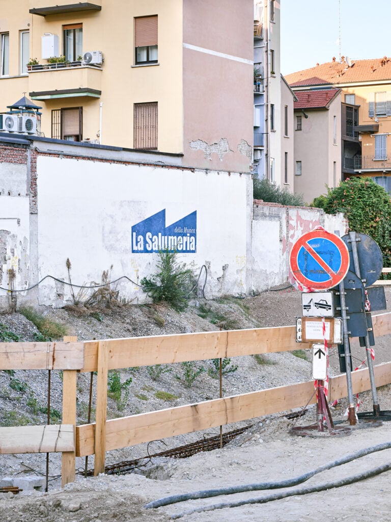 Che fine hanno fatto i locali dove Milano ascoltava musica? Un fotografo li ritrae (ma sono vuoti)