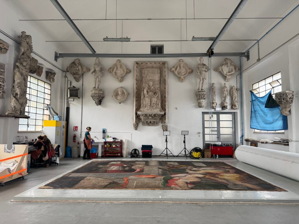 Il Duomo di Milano restaura i Quadroni di San Carlo. Siamo stati in cantiere: il reportage