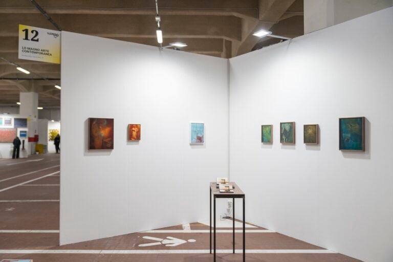 A Torino una fiera d'arte indipendente si sta svolgendo dentro un grande garage