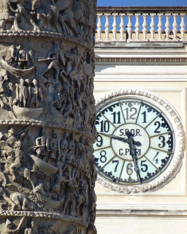 L'orologio di Palazzo Wedekind sullo sfondo della Colonna Antonina