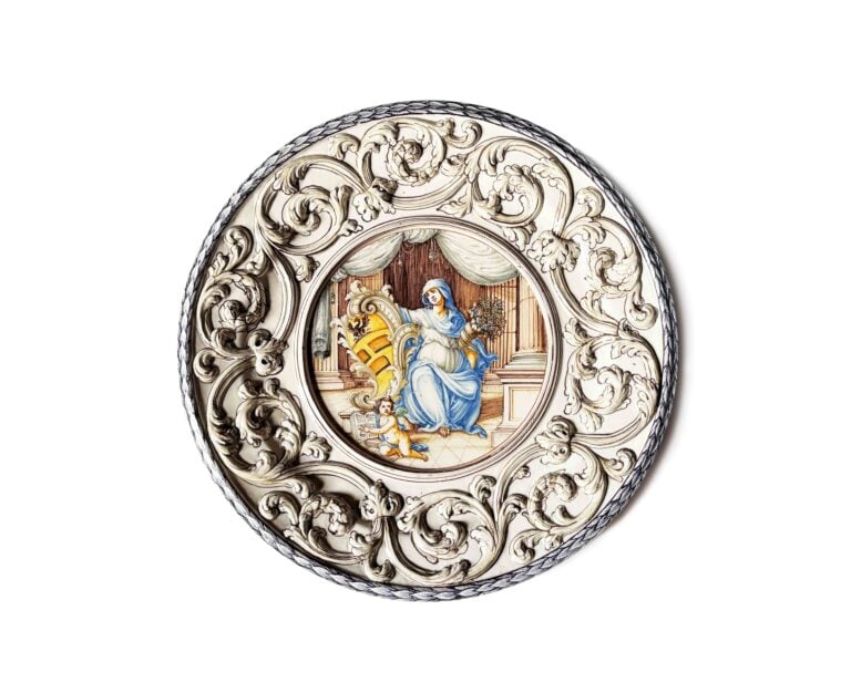 Manifattura di Pavia, Piatto in maiolica policroma, 1693-1704. Courtesy Subert