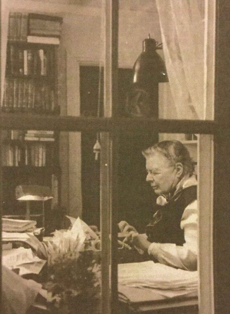 Cartolina in originale raffigurante Marguerite Yourcenar ripresa attraverso i vetri della casa in affitto a Petite Plaisance, sua prima dimora, dal fotografo Jean-Louis Saporito mentre redige il romanzo Mémoir