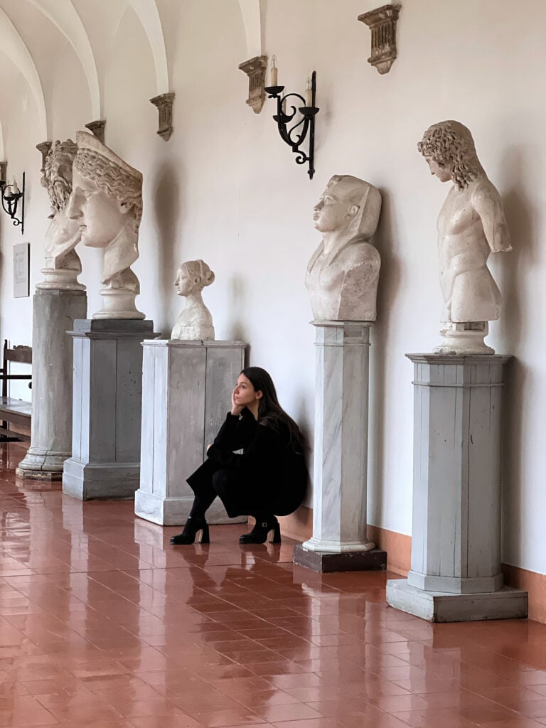Maria Vittoria Baravelli nella gipsoteca del Mar di Ravenna. Courtesy Kreativehouse. Photo T. Crepaldi