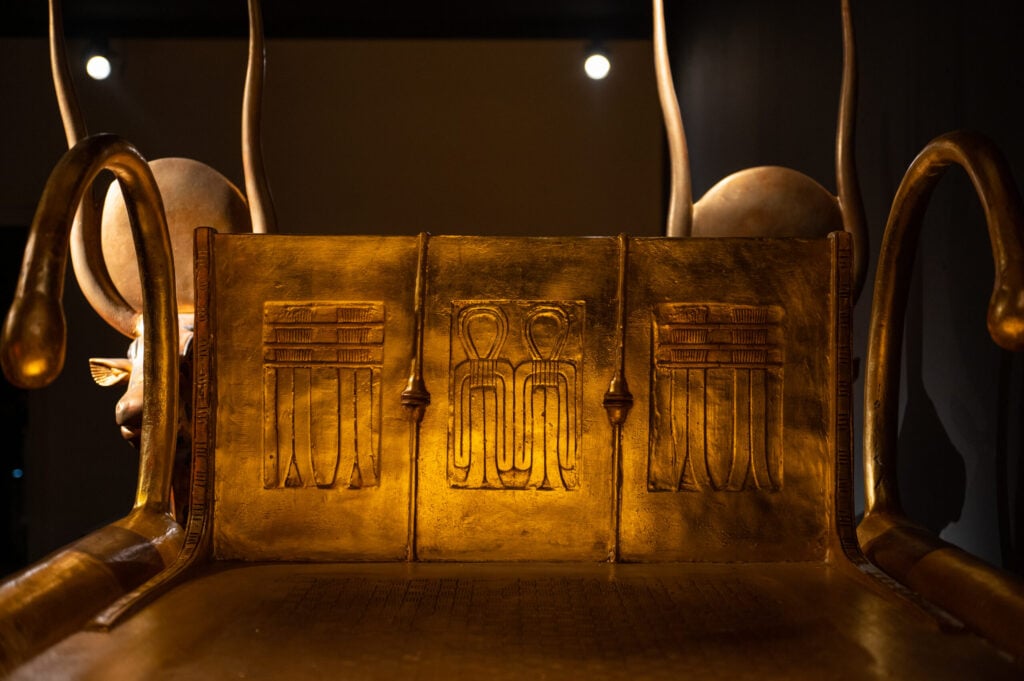 Tutankhamon: la tomba, il tesoro, la maledizione, Palazzo Belloni, Bologna, Installation view Intervista a Zahi Hawass