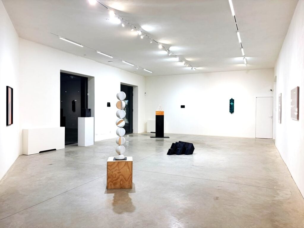 Ceramica e alchimia al massimo della loro raffinatezza nella mostra di Nedda Guidi a Milano 
