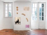 Quando il latte materno diventa materia d’arte: sei artiste raccontano cura e maternità in una mostra in Francia