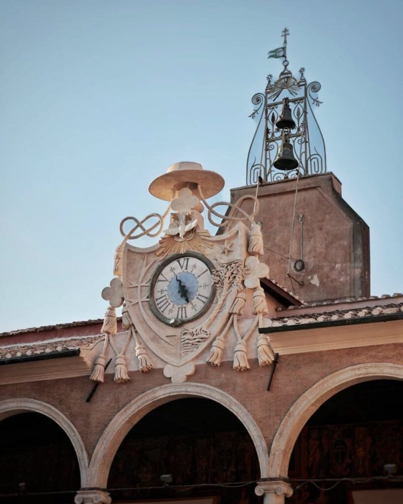 L'orologio del Palazzo del Commendatore con il quadrante a sei ore