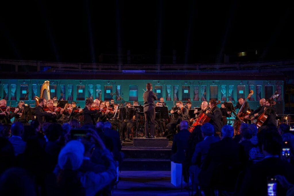Trenitalia ha trasformato le sue officine in teatro. Arte e musica nei luoghi di lavoro per rafforzare la cultura aziendale