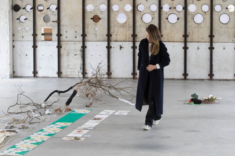 Paola Tassetti con le sue opere. Ph: Roberta Segata - Off Grid