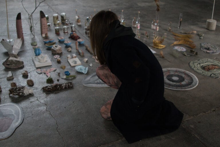 Paola Tassetti con le sue opere. Ph: Roberta Segata - Off Grid