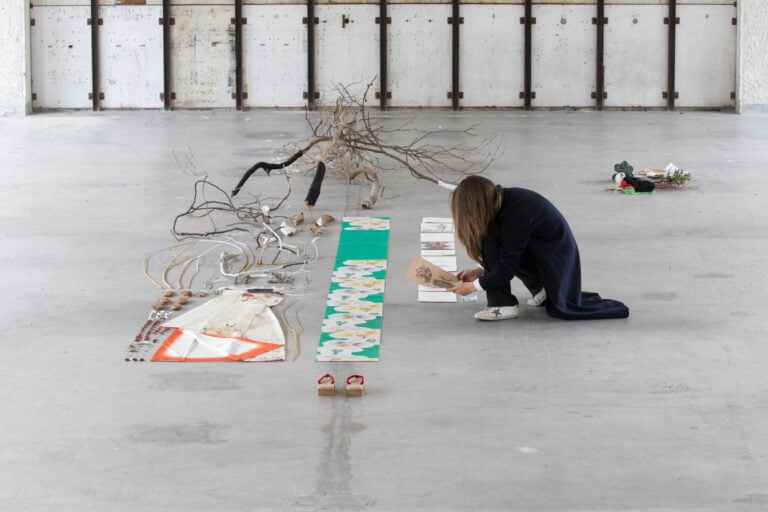 Paola Tassetti con le sue opere. Ph: Roberta Segata - Off Grid