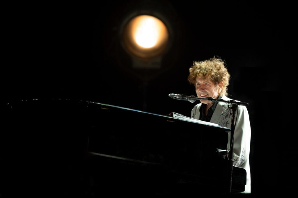 Di giorno fa il commercialista, di sera fotografa Bob Dylan da 40 anni. Storia di Paolo Brillo