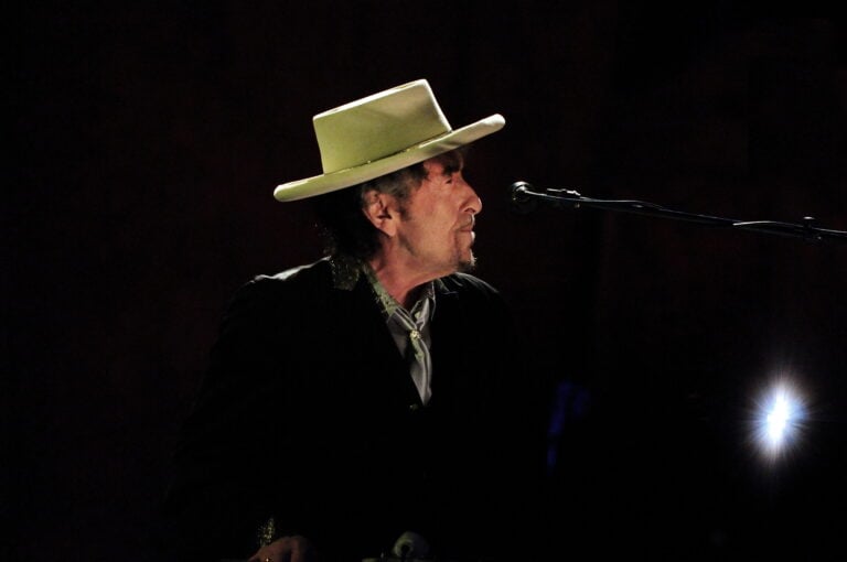 Di giorno fa il commercialista, di sera fotografa Bob Dylan da 40 anni. Storia di Paolo Brillo