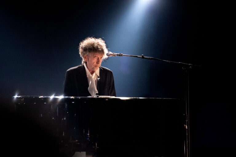 Di giorno fa il commercialista, di sera fotografa Bob Dylan da 40 anni. Storia di Paolo Brillo