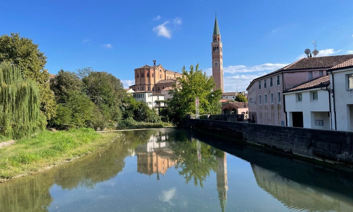 A Pieve di Soligo la bellezza non fa rumore. Itinerario culturale sulle colline venete, tra poeti e osterie