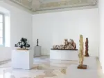 Ferite, colori e amanti d’argilla. Dentro la scultura di Leoncillo a Milano, la recensione 