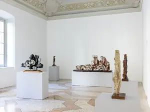 Ferite, colori e amanti d’argilla. Dentro la scultura di Leoncillo a Milano, la recensione 