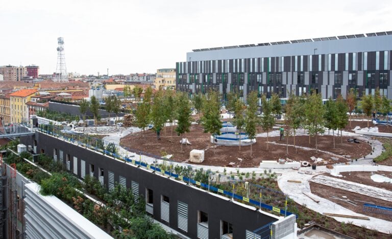 Sembra un parco sospeso ma &egrave; un nuovo ospedale pubblico di Milano.&nbsp;L'anteprima