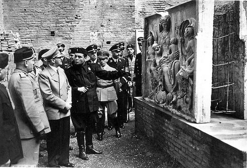 Ranuccio Bianchi Bandinelli all'Ara Pacis insieme a Hitler e Mussolini