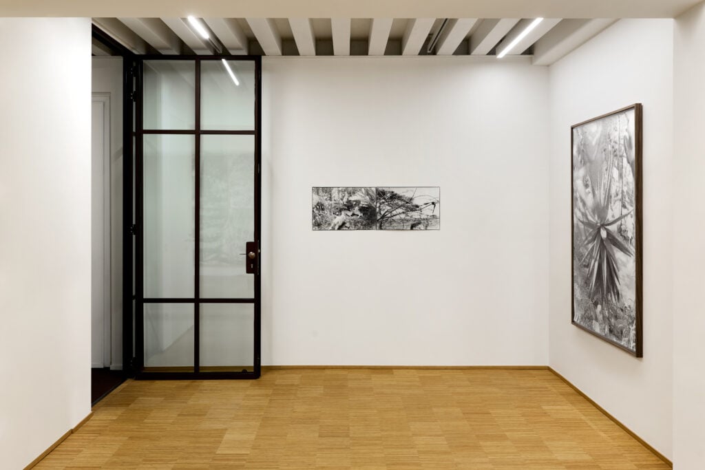 Cercare la verità attraverso la finzione. Lo fa una mostra di fotografia da vedere a Milano