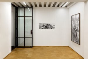 Cercare la verità attraverso la finzione. Lo fa una mostra di fotografia da vedere a Milano