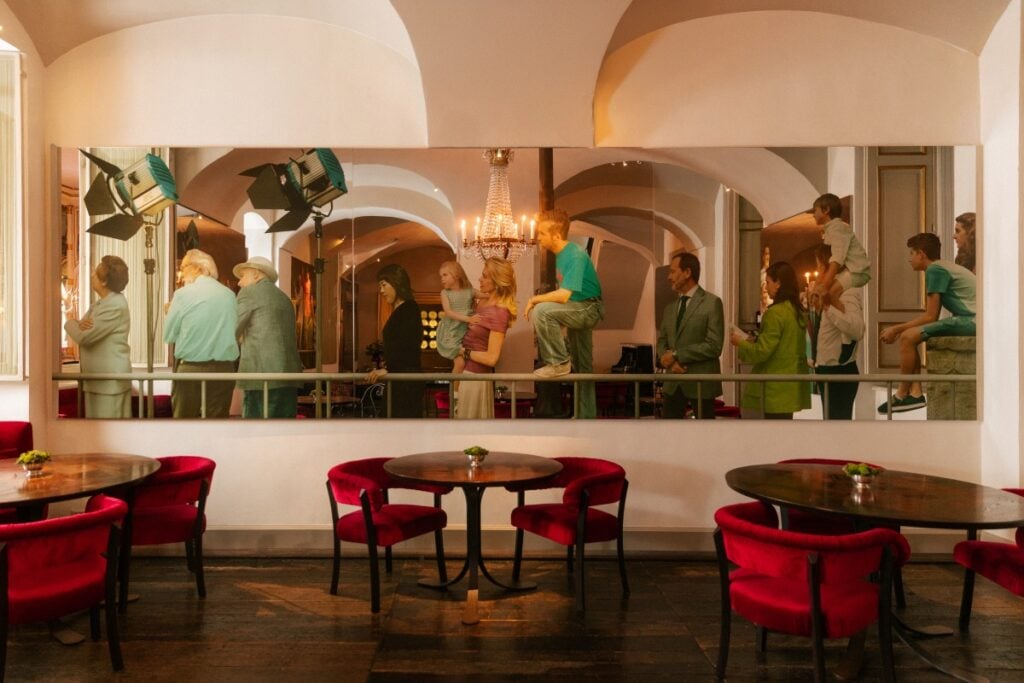 Nel ristorante di Torino dove pranzava Cavour ora si può  entrare gratis tra specchi d’artista, opere d’arte e porcellane