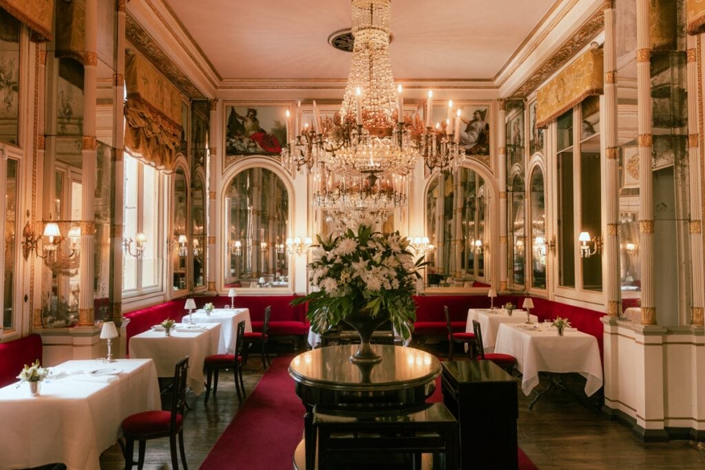 Nel ristorante di Torino dove pranzava Cavour ora si pu&ograve;&nbsp; entrare gratis tra specchi d'artista, opere d&rsquo;arte e porcellane