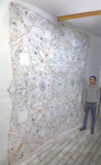 Leonardo Ulian nello studio davanti all'opera "TM 90 - Garden of eden" commissionata da Open AI