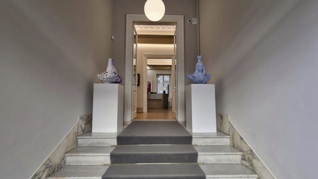 Un’altra banca apre le porte all’arte: 51 artisti dialogano attraverso il colore in una mostra a Roma