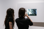 Sembrano foto, poi qualcosa inizia a muoversi. Recensione della mostra di Luca Rento a Venezia