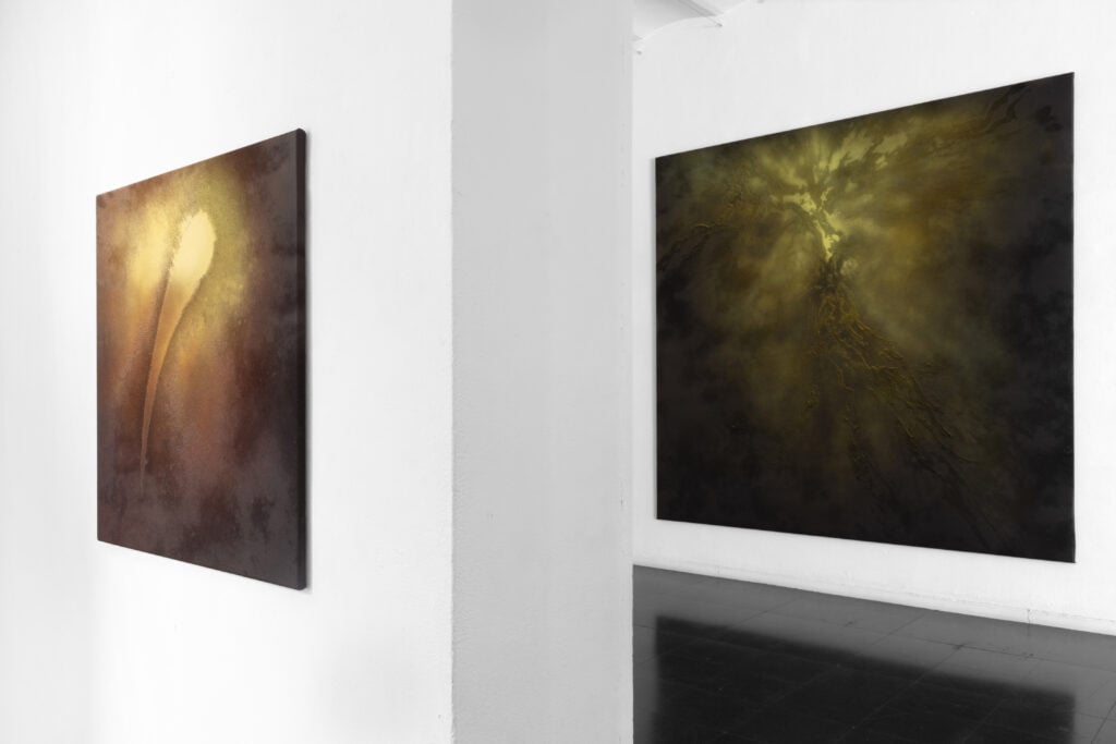 Veduta parziale della mostra di Helmut Schober, Foto &copy; Fabio Mantegna, courtesy Fondazione Mudima, a sx Lumen 3, 2007,acrilico su tela, 97 x 97 cm; a dx Per Wolfgang Amadeus Mozart V, 1997, acrilico su tela, 295 x 295 cm