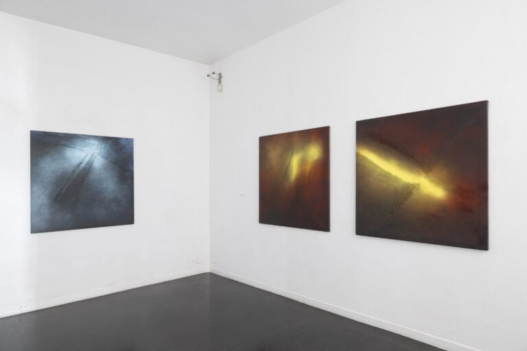 Veduta parziale della mostra di Helmut Schober Luce e movimento, Foto &copy; Fabio Mantegna, courtesy Fondazione Mudima, da sx Lance del tempo, 2014 - acrilico su tela, 120 x 120 cm, Bipolare, 2012 - acrilico su tela, 120 x 120 cm, Dirompente, 2012 - acrilico su tela, 120 x 120 cm