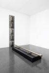 Veduta parziale della mostra di Helmut Schober Luce e movimento, Foto &copy; Fabio Mantegna, courtesy Fondazione Mudima. A sx Concerto I (scultura in ottone nichelato e 5 sequenze fotografiche della scultura fissata al corpo), 1975-1977, Performance presentata a Documenta 6, 1977