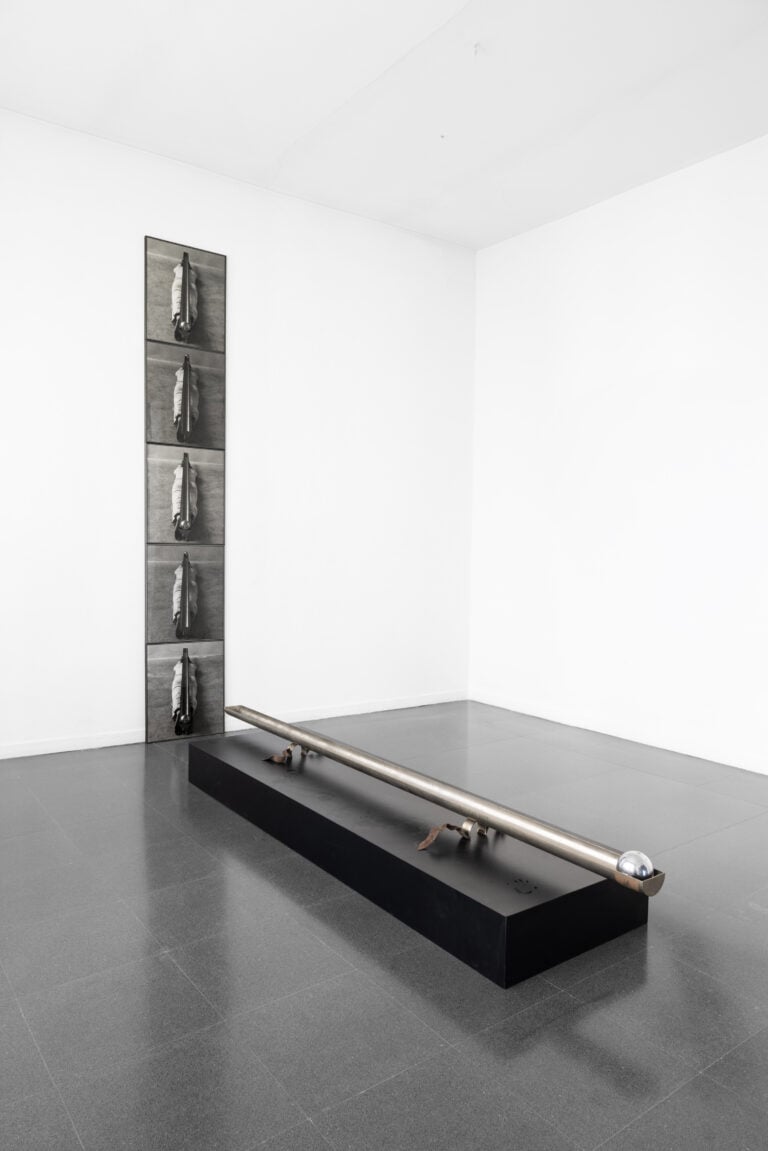 Veduta parziale della mostra di Helmut Schober Luce e movimento, Foto &copy; Fabio Mantegna, courtesy Fondazione Mudima. A sx Concerto I (scultura in ottone nichelato e 5 sequenze fotografiche della scultura fissata al corpo), 1975-1977, Performance presentata a Documenta 6, 1977