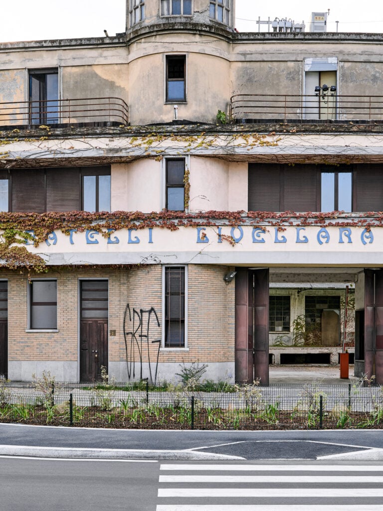 Che fine hanno fatto i locali dove Milano ascoltava musica? Un fotografo li ritrae (ma sono vuoti)