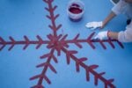 &ldquo;Lago sospeso&rdquo;, opera collettiva nel quartiere di Vigne Nuove. Progetto Futurecologies e Studio Andreco, con gli studenti del Liceo Artistico Bramante, gli utenti del Polo Lumi&egrave;re del Servizio Disabili Adulti e TSMREE dell&rsquo;ASL Roma 1, i cittadini del quartiere e ATER Roma, nell&rsquo;ambito di WE-Z, coordinato dal Municipio III Roma Montesacro e sostenuto dalla European Urban Initiative &ndash; Innovative Actions nell&rsquo;ambito del New European Bauhaus. Foto di Daniele Cimaglia.