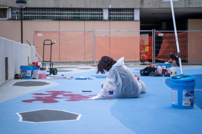 &ldquo;Lago sospeso&rdquo;, opera collettiva nel quartiere di Vigne Nuove. Progetto Futurecologies e Studio Andreco, con gli studenti del Liceo Artistico Bramante, gli utenti del Polo Lumi&egrave;re del Servizio Disabili Adulti e TSMREE dell&rsquo;ASL Roma 1, i cittadini del quartiere e ATER Roma, nell&rsquo;ambito di WE-Z, coordinato dal Municipio III Roma Montesacro e sostenuto dalla European Urban Initiative &ndash; Innovative Actions nell&rsquo;ambito del New European Bauhaus. Foto di Daniele Cimaglia.