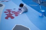 &ldquo;Lago sospeso&rdquo;, opera collettiva nel quartiere di Vigne Nuove. Progetto Futurecologies e Studio Andreco, con gli studenti del Liceo Artistico Bramante, gli utenti del Polo Lumi&egrave;re del Servizio Disabili Adulti e TSMREE dell&rsquo;ASL Roma 1, i cittadini del quartiere e ATER Roma, nell&rsquo;ambito di WE-Z, coordinato dal Municipio III Roma Montesacro e sostenuto dalla European Urban Initiative &ndash; Innovative Actions nell&rsquo;ambito del New European Bauhaus. Foto di Daniele Cimaglia.