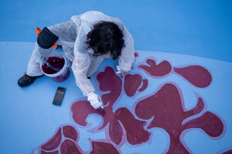 &ldquo;Lago sospeso&rdquo;, opera collettiva nel quartiere di Vigne Nuove. Progetto Futurecologies e Studio Andreco, con gli studenti del Liceo Artistico Bramante, gli utenti del Polo Lumi&egrave;re del Servizio Disabili Adulti e TSMREE dell&rsquo;ASL Roma 1, i cittadini del quartiere e ATER Roma, nell&rsquo;ambito di WE-Z, coordinato dal Municipio III Roma Montesacro e sostenuto dalla European Urban Initiative &ndash; Innovative Actions nell&rsquo;ambito del New European Bauhaus. Foto di Daniele Cimaglia.