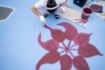 &ldquo;Lago sospeso&rdquo;, opera collettiva nel quartiere di Vigne Nuove. Progetto Futurecologies e Studio Andreco, con gli studenti del Liceo Artistico Bramante, gli utenti del Polo Lumi&egrave;re del Servizio Disabili Adulti e TSMREE dell&rsquo;ASL Roma 1, i cittadini del quartiere e ATER Roma, nell&rsquo;ambito di WE-Z, coordinato dal Municipio III Roma Montesacro e sostenuto dalla European Urban Initiative &ndash; Innovative Actions nell&rsquo;ambito del New European Bauhaus. Foto di Daniele Cimaglia.