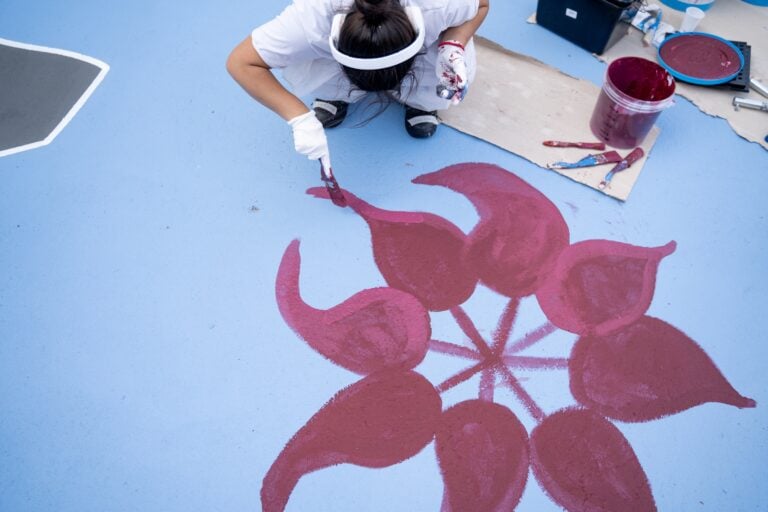 &ldquo;Lago sospeso&rdquo;, opera collettiva nel quartiere di Vigne Nuove. Progetto Futurecologies e Studio Andreco, con gli studenti del Liceo Artistico Bramante, gli utenti del Polo Lumi&egrave;re del Servizio Disabili Adulti e TSMREE dell&rsquo;ASL Roma 1, i cittadini del quartiere e ATER Roma, nell&rsquo;ambito di WE-Z, coordinato dal Municipio III Roma Montesacro e sostenuto dalla European Urban Initiative &ndash; Innovative Actions nell&rsquo;ambito del New European Bauhaus. Foto di Daniele Cimaglia.