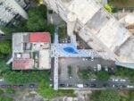 &ldquo;Lago sospeso&rdquo;, opera collettiva nel quartiere di Vigne Nuove. Progetto Futurecologies e Studio Andreco, con gli studenti del Liceo Artistico Bramante, gli utenti del Polo Lumi&egrave;re del Servizio Disabili Adulti e TSMREE dell&rsquo;ASL Roma 1, i cittadini del quartiere e ATER Roma, nell&rsquo;ambito di WE-Z, coordinato dal Municipio III Roma Montesacro e sostenuto dalla European Urban Initiative &ndash; Innovative Actions nell&rsquo;ambito del New European Bauhaus. Foto di Daniele Cimaglia.