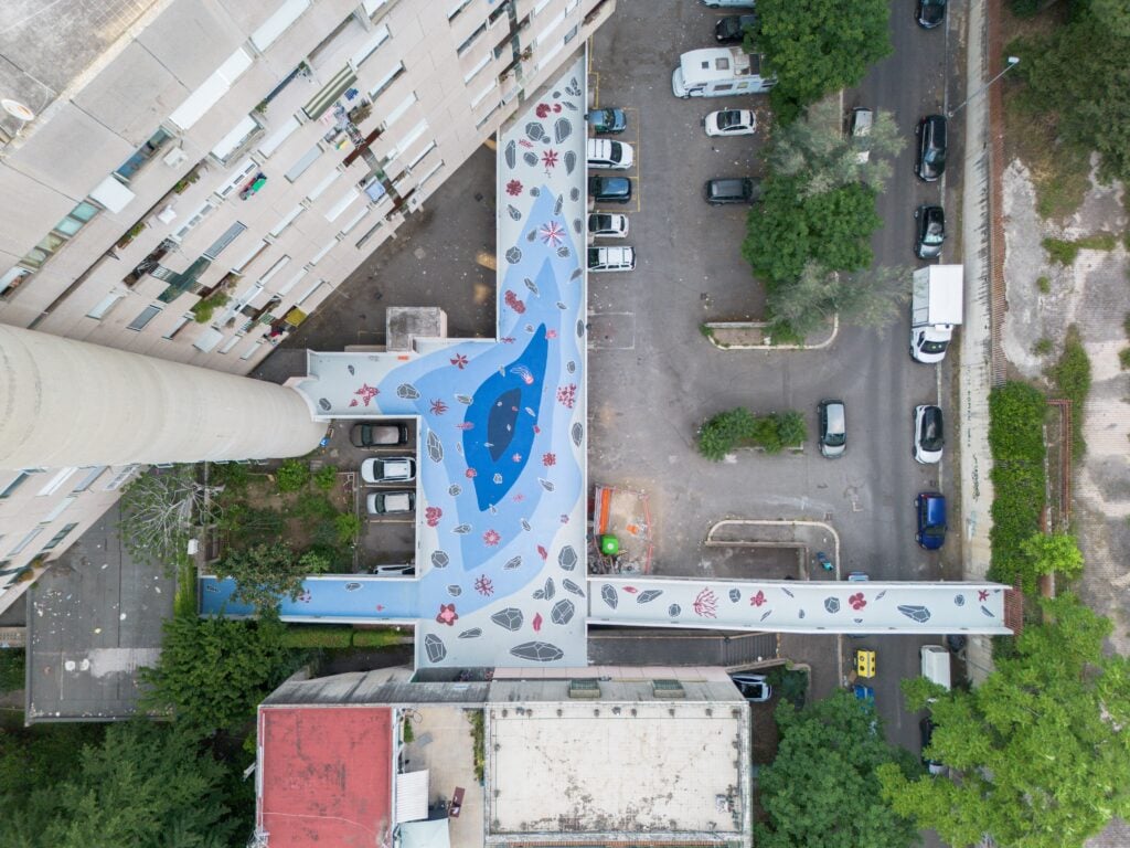 Cosa ci fa quel lago sospeso in mezzo ai palazzi di Roma? Storia di una nuova opera collettiva