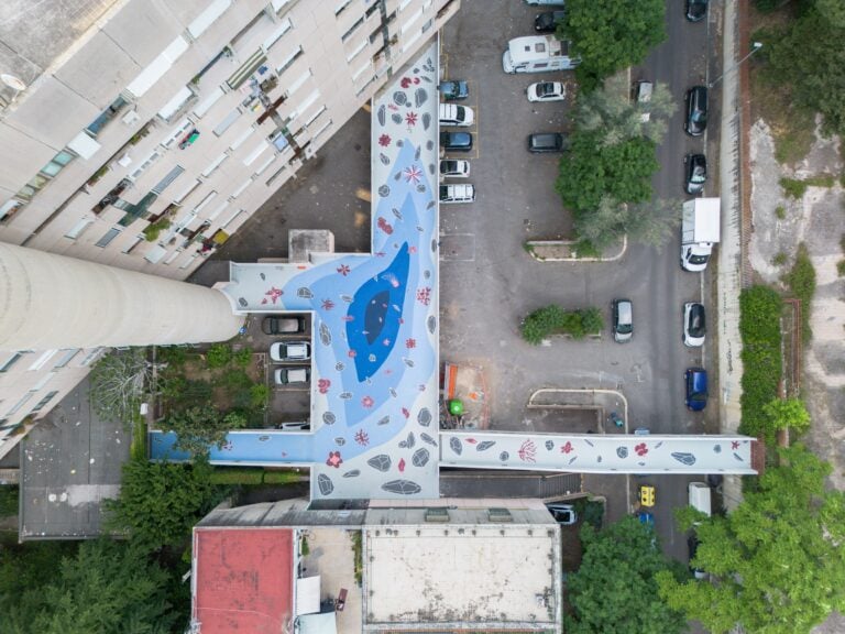 &ldquo;Lago sospeso&rdquo;, opera collettiva nel quartiere di Vigne Nuove. Progetto Futurecologies e Studio Andreco, con gli studenti del Liceo Artistico Bramante, gli utenti del Polo Lumi&egrave;re del Servizio Disabili Adulti e TSMREE dell&rsquo;ASL Roma 1, i cittadini del quartiere e ATER Roma, nell&rsquo;ambito di WE-Z, coordinato dal Municipio III Roma Montesacro e sostenuto dalla European Urban Initiative &ndash; Innovative Actions nell&rsquo;ambito del New European Bauhaus. Foto di Daniele Cimaglia.
