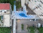 &ldquo;Lago sospeso&rdquo;, opera collettiva nel quartiere di Vigne Nuove. Progetto Futurecologies e Studio Andreco, con gli studenti del Liceo Artistico Bramante, gli utenti del Polo Lumi&egrave;re del Servizio Disabili Adulti e TSMREE dell&rsquo;ASL Roma 1, i cittadini del quartiere e ATER Roma, nell&rsquo;ambito di WE-Z, coordinato dal Municipio III Roma Montesacro e sostenuto dalla European Urban Initiative &ndash; Innovative Actions nell&rsquo;ambito del New European Bauhaus. Foto di Daniele Cimaglia.