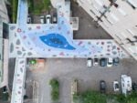 &ldquo;Lago sospeso&rdquo;, opera collettiva nel quartiere di Vigne Nuove. Progetto Futurecologies e Studio Andreco, con gli studenti del Liceo Artistico Bramante, gli utenti del Polo Lumi&egrave;re del Servizio Disabili Adulti e TSMREE dell&rsquo;ASL Roma 1, i cittadini del quartiere e ATER Roma, nell&rsquo;ambito di WE-Z, coordinato dal Municipio III Roma Montesacro e sostenuto dalla European Urban Initiative &ndash; Innovative Actions nell&rsquo;ambito del New European Bauhaus. Foto di Daniele Cimaglia.