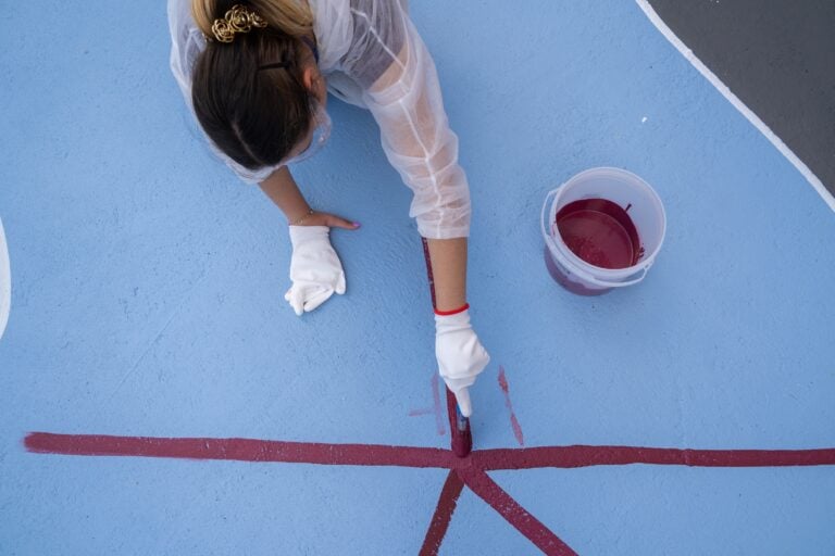 &ldquo;Lago sospeso&rdquo;, opera collettiva nel quartiere di Vigne Nuove. Progetto Futurecologies e Studio Andreco, con gli studenti del Liceo Artistico Bramante, gli utenti del Polo Lumi&egrave;re del Servizio Disabili Adulti e TSMREE dell&rsquo;ASL Roma 1, i cittadini del quartiere e ATER Roma, nell&rsquo;ambito di WE-Z, coordinato dal Municipio III Roma Montesacro e sostenuto dalla European Urban Initiative &ndash; Innovative Actions nell&rsquo;ambito del New European Bauhaus. Foto di Daniele Cimaglia.